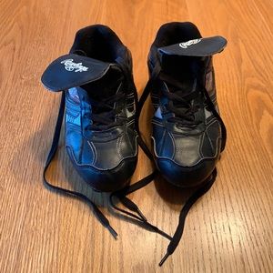 Rawlings, boys size 5, black baseball cleats.